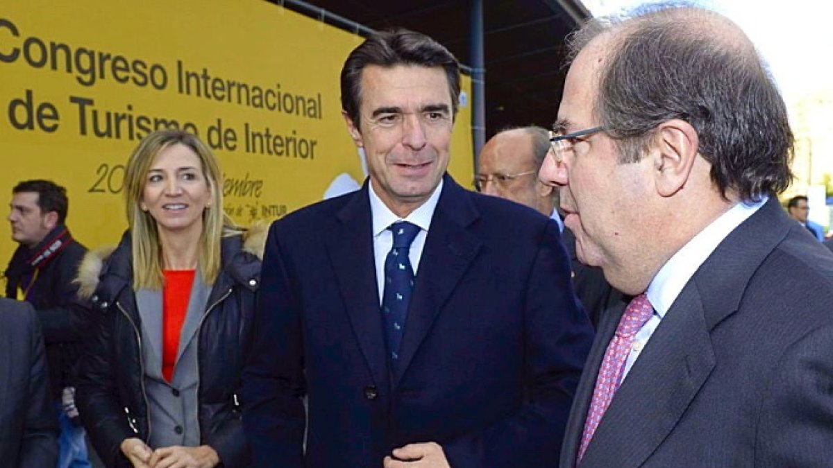 El ex ministro Soria junto al presidente castellano, Juan Vicente Herrera.