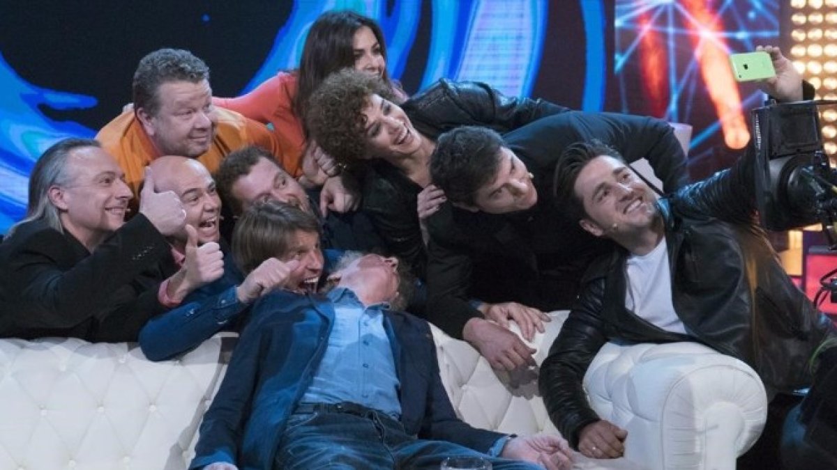 Los concursantes haciéndose un selfie.
