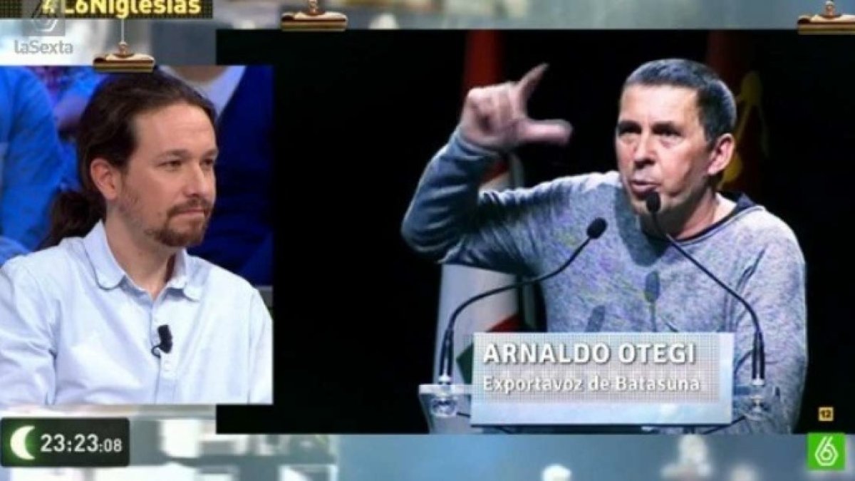 Pablo Iglesias, en un programa de televisión, observa a Otegi durante un mítin