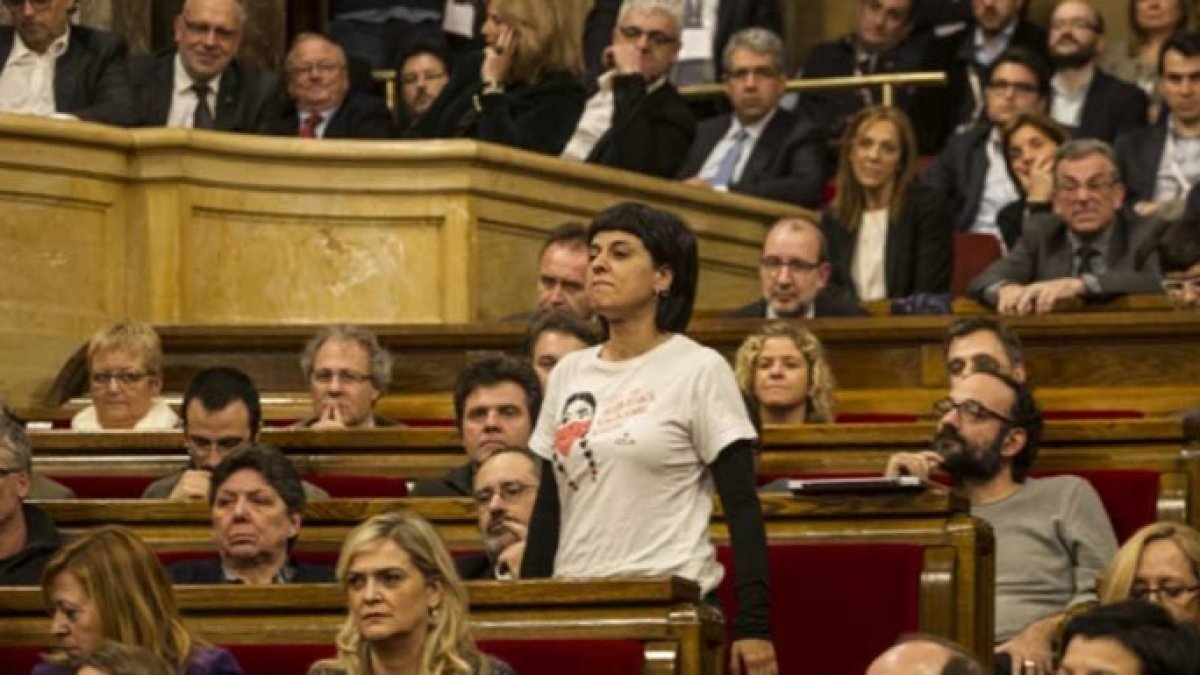 La parlamentaria de la CUP, Anna Gabriel, en un pleno del Parlament