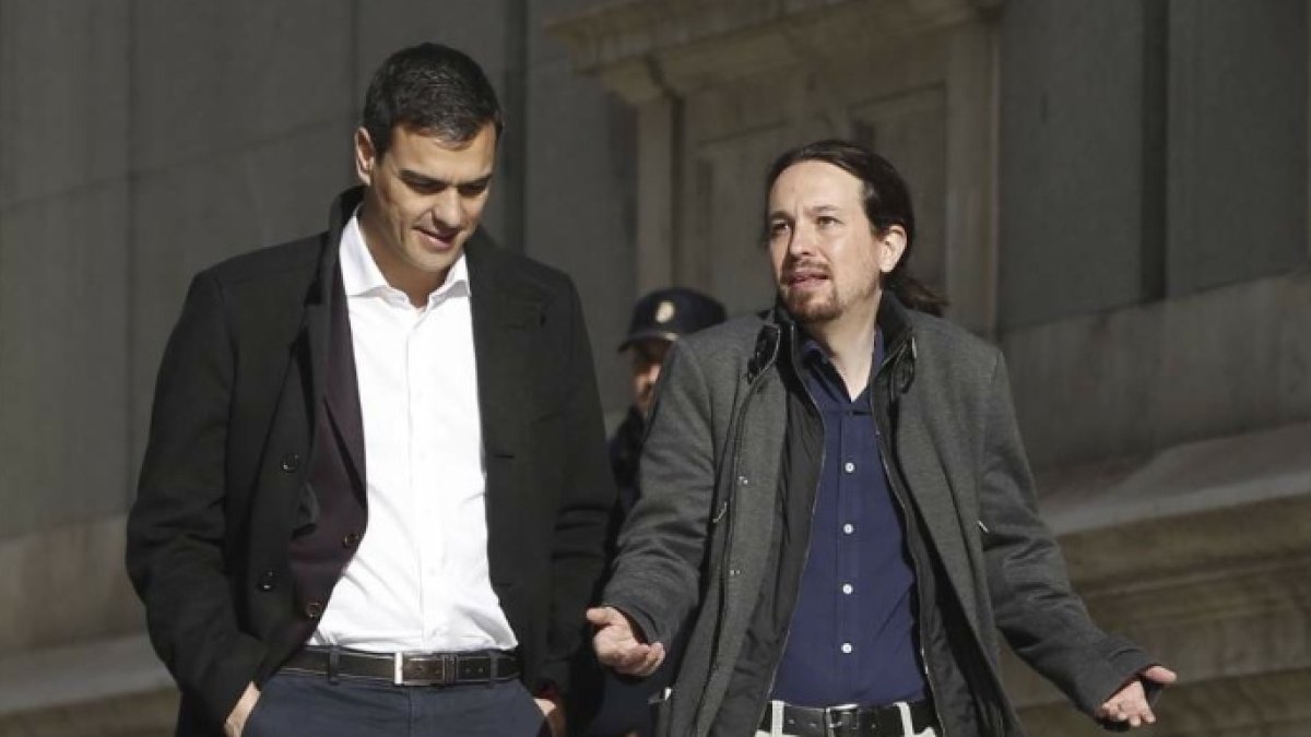 Pedro Sánchez y Pablo Iglesias, durante un paseo frente al Congreso