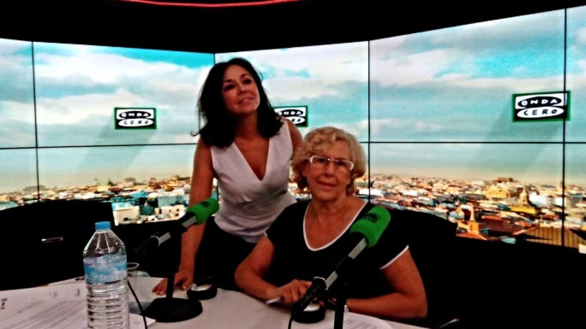 Manuela Carmena poco antes de su entrevió con Isabel Gemio en Onda Cero.