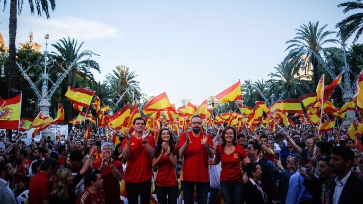 Rivera, Arrimadas y Girauta viendo el partido de la selección en Barcelona