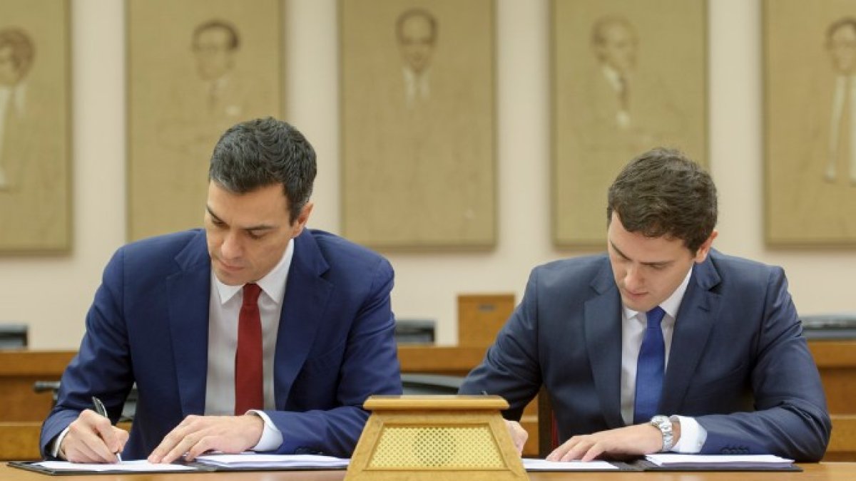 Sánchez y Rivera durante la firma del pacto.