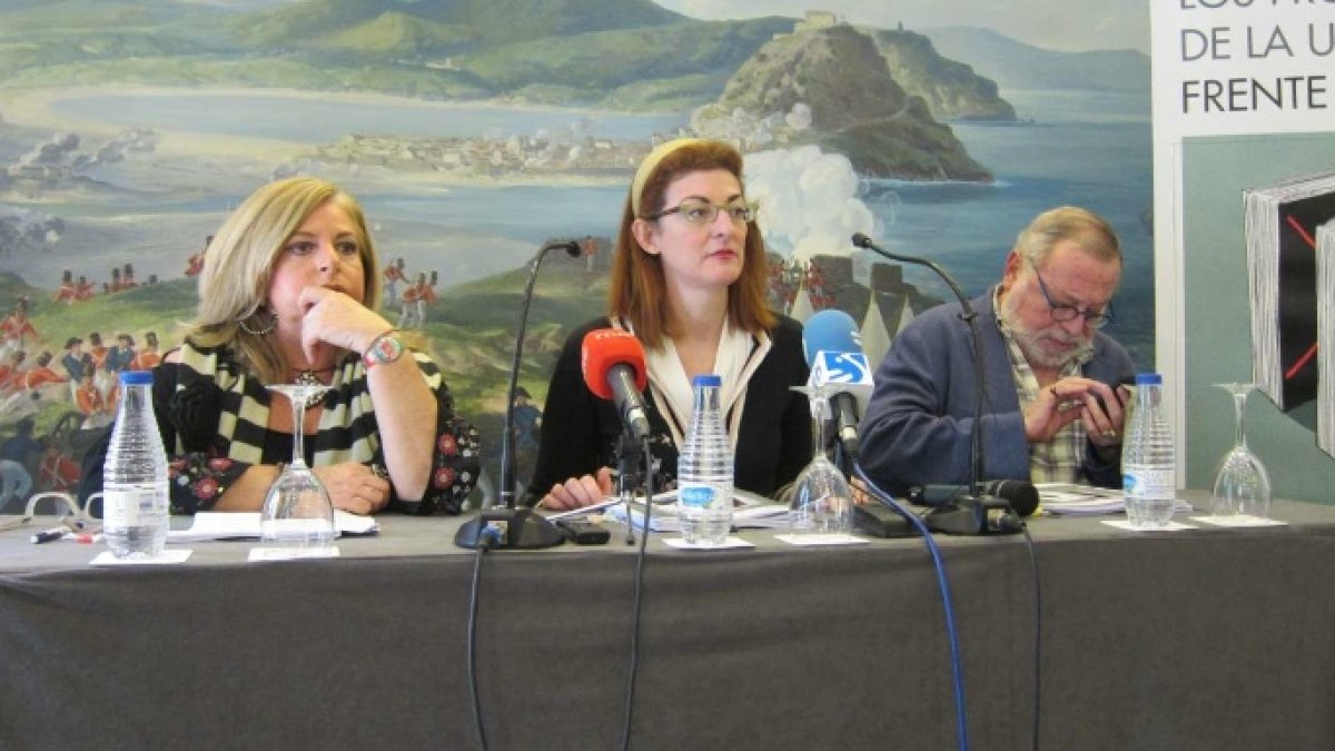 Maite Pagazaurtudua, entre Consuelo Ordoñez y Fernando Savater