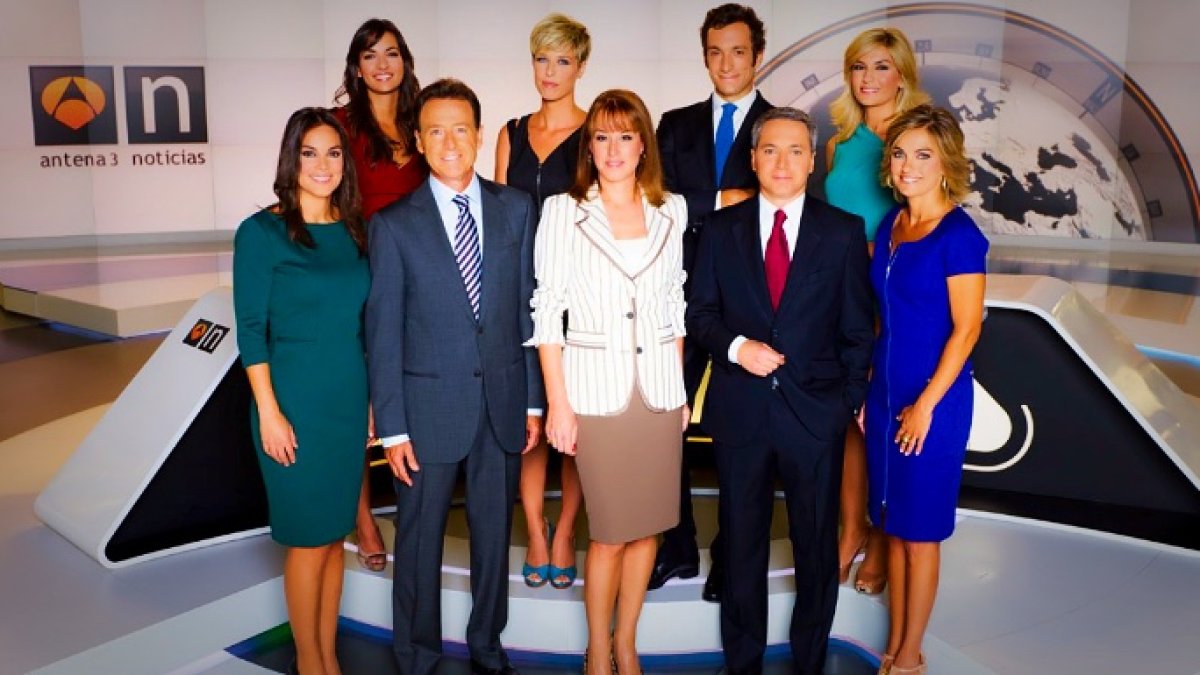 El equipo de informativos de Antena 3, con la ya ex directora al frente y en el centro de la imagen.