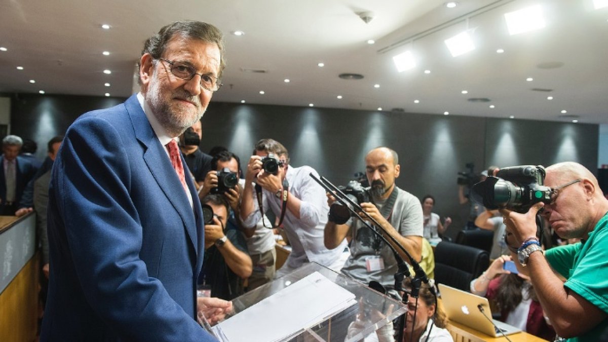 El presidente del Gobierno en funciones, atendiendo a los periodistas en el Congreso