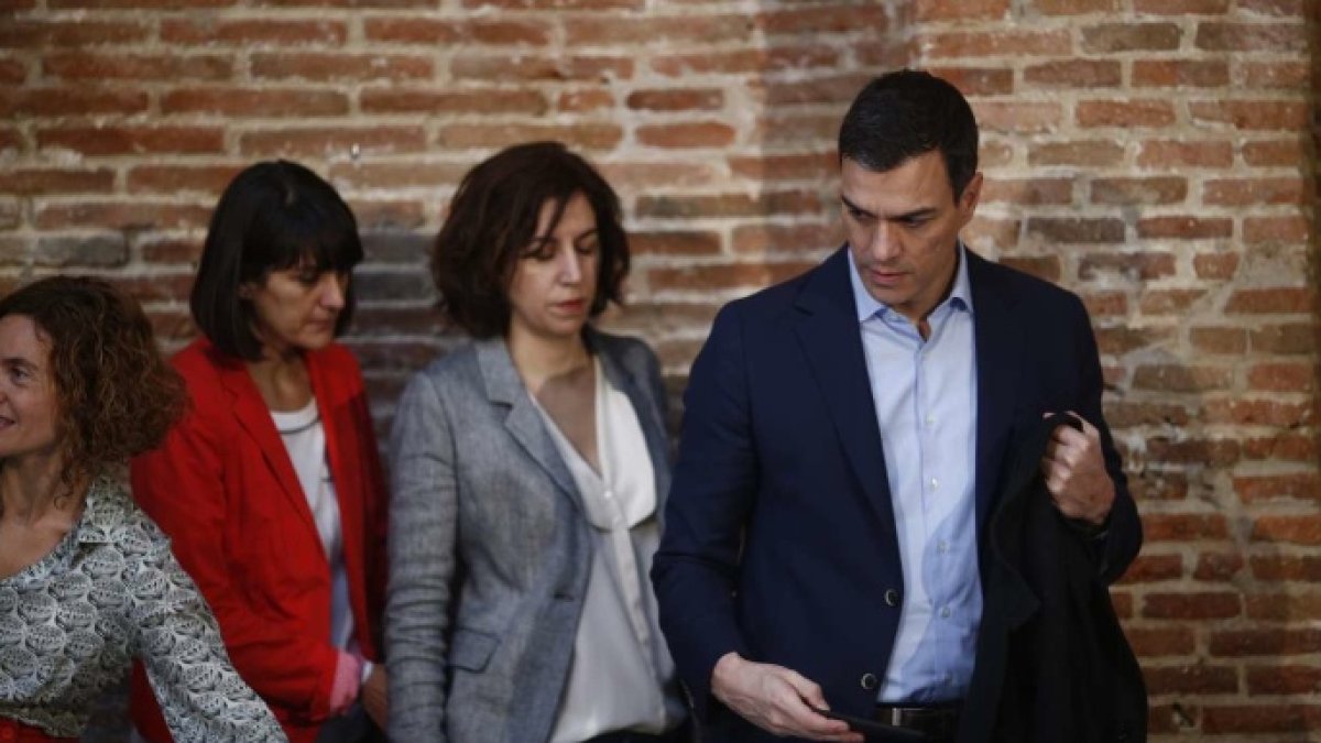 Irene Lozano, en el centro, junto a Pedro Sánchez