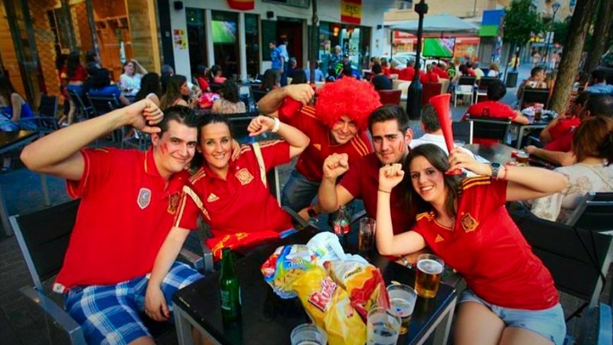 Esta imagen, teles en las terrazas de los bares. estará prohibida en Alicante en plenas fiestas y en plena Eurocopa.