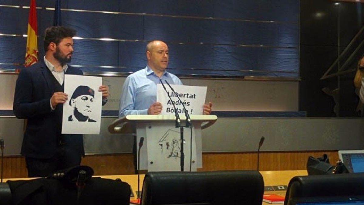 Rufián sigue el gusto de ERC por los espectáculos en el Congreso.