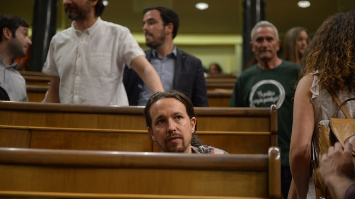 Iglesias, en su escaño. Al fondo, Garzón y Cañamero