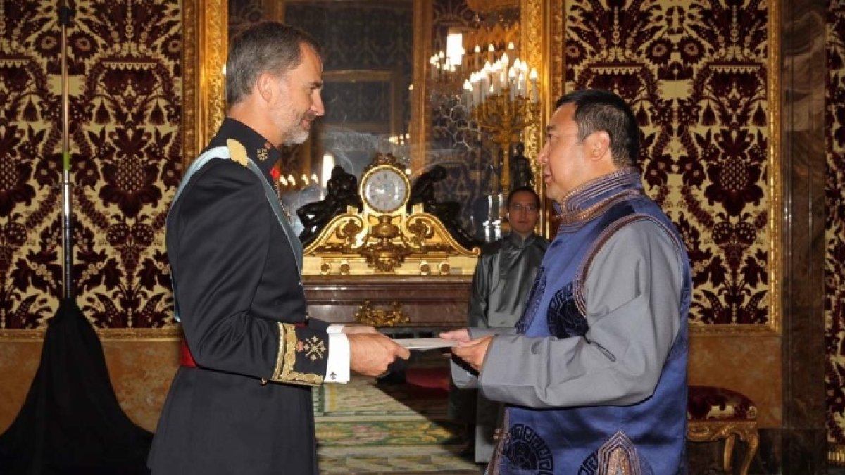 El Rey, este jueves, recibiendo las credenciales del embajador de Mongolia