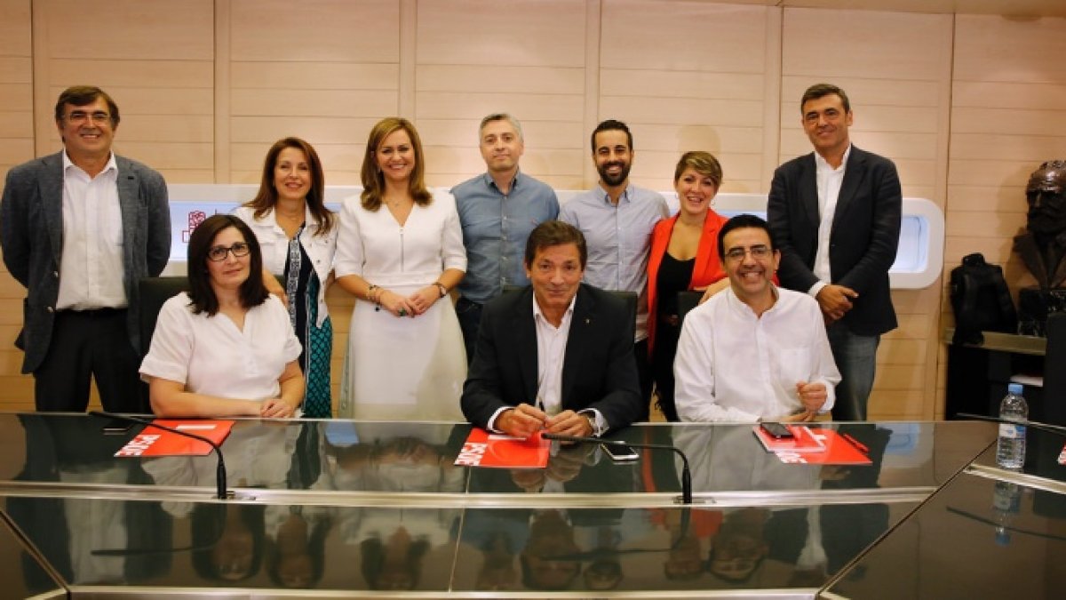 Los diez miembros de la gestora posando antes de su primera reunión