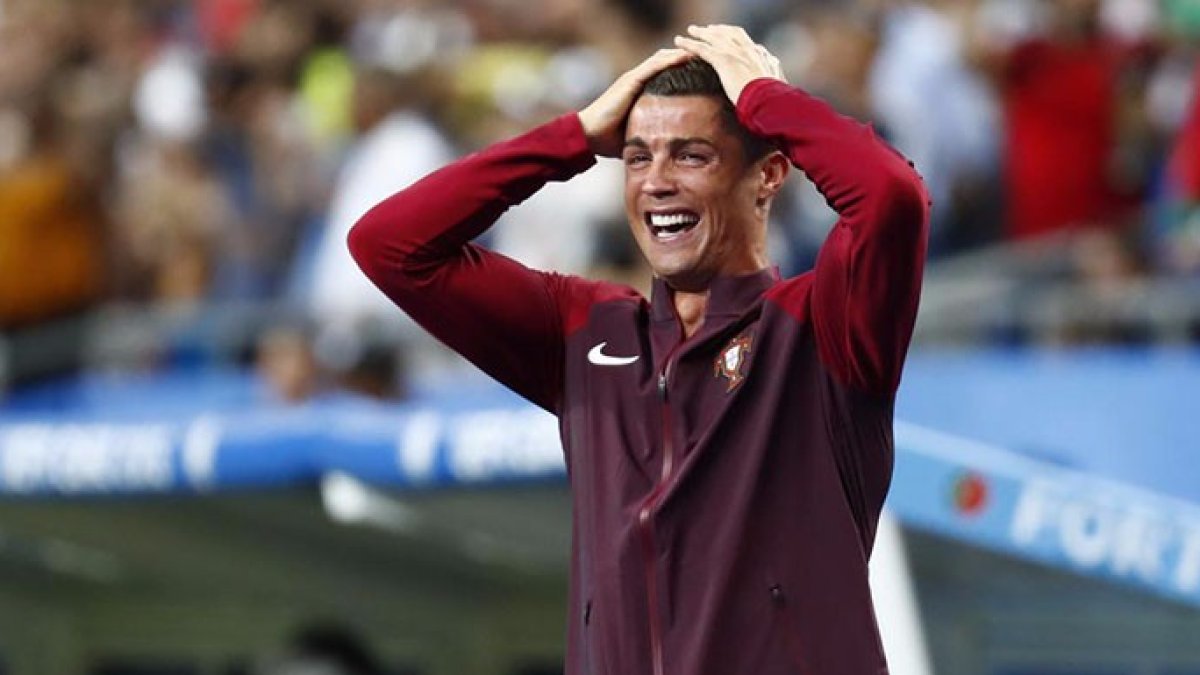 El llanto de Cristiano Ronaldo desde el banquillo por no poder ayudar a su selección.