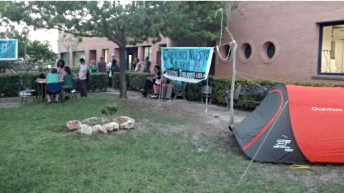 Imagen de la acampada y encierro de los trabajadores con enfermos mentales. FOTO: DIARIO INFORMACIÓN