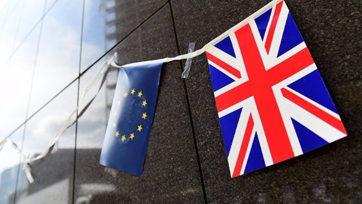 El último sondeo pone un poquito más de emoción al Brexit y decanta la balanza