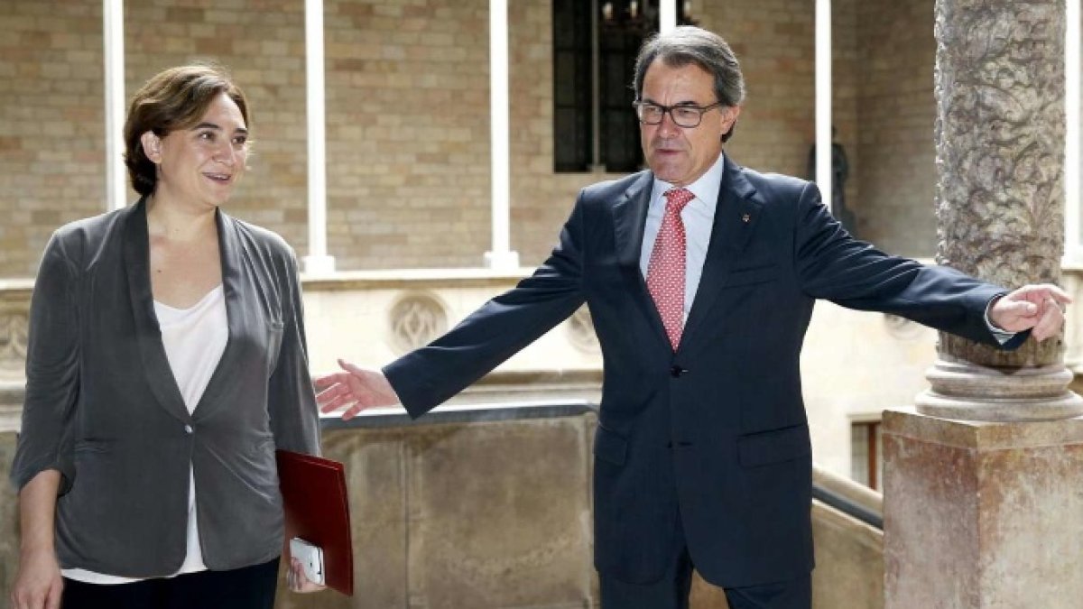 La alcaldesa de Barcelona con el ex presidente catalán Artur Mas