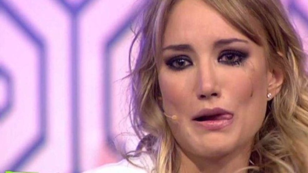 Alba Carrillo desconsolada durante su entrevista en Hable con Ellas.