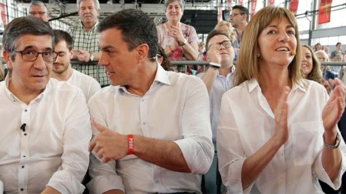 Pedro Sánchez, entre Patxi López e Idoia Mendía.