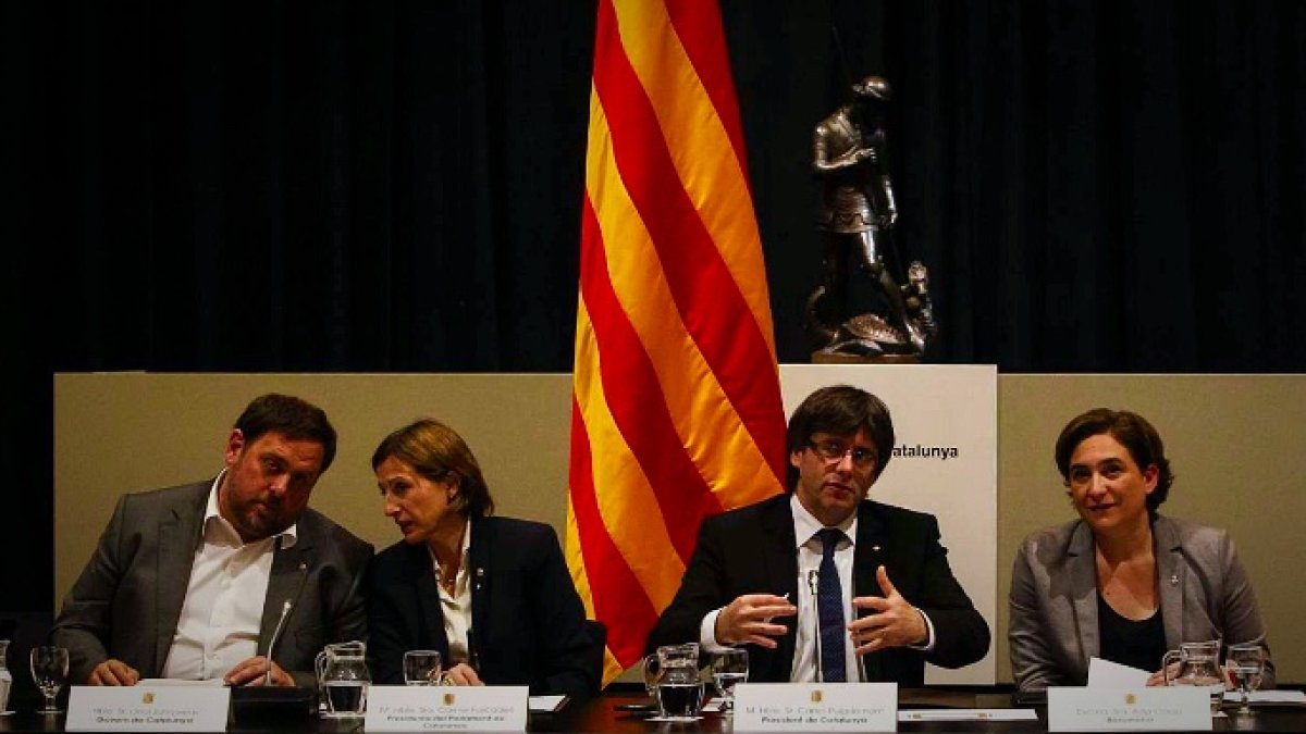 Ada Colau, junto al presidente de la Generalitat, Carles Puigdemont, entre otros.
