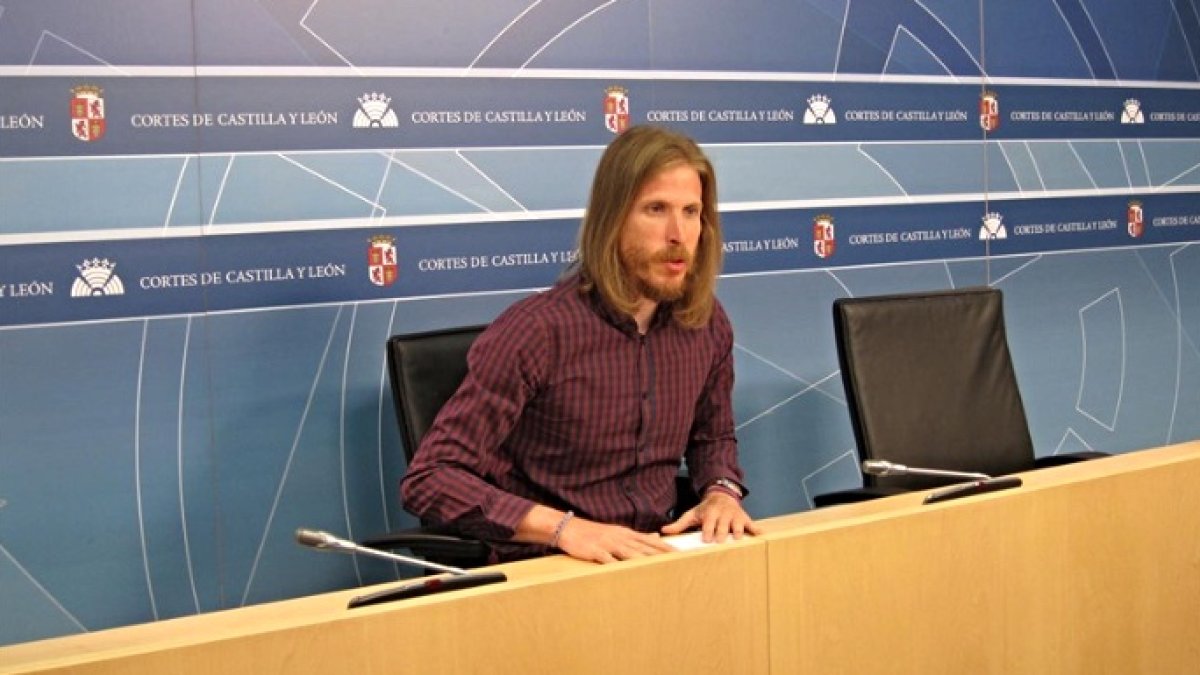 Pablo Fernández, el líder de Podemos en Castilla y León que defiende a la política del PP.