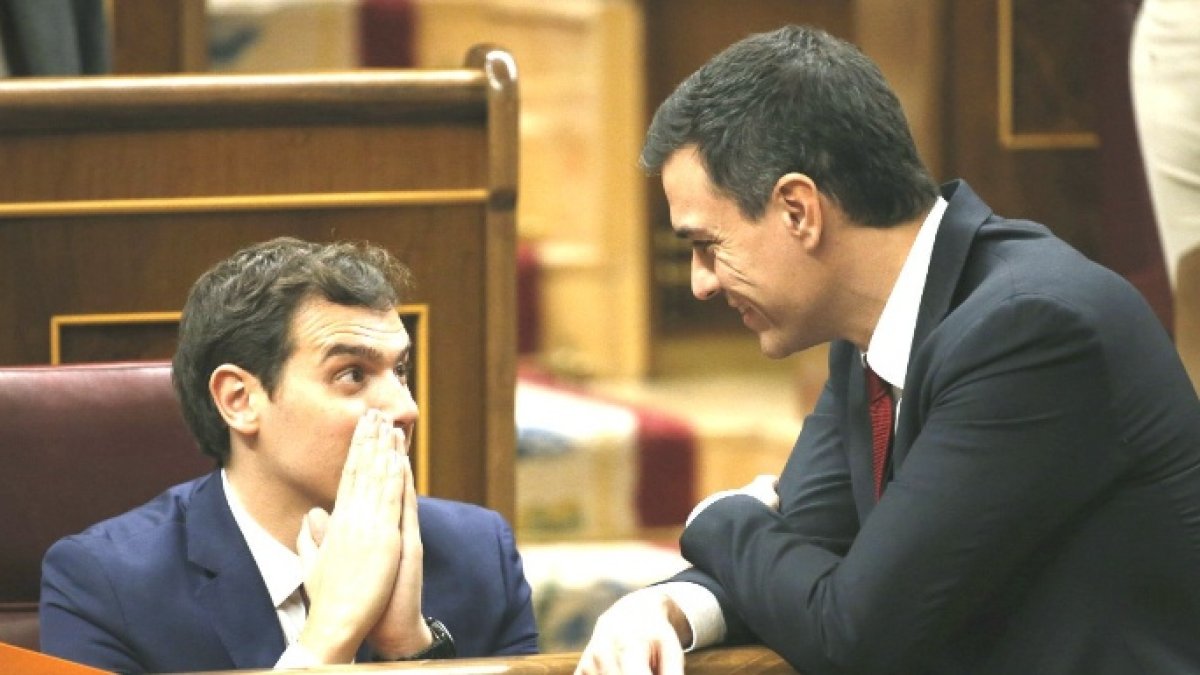 Rivera y Sánchez dialogan, en actitud cómplice, en el Congreso