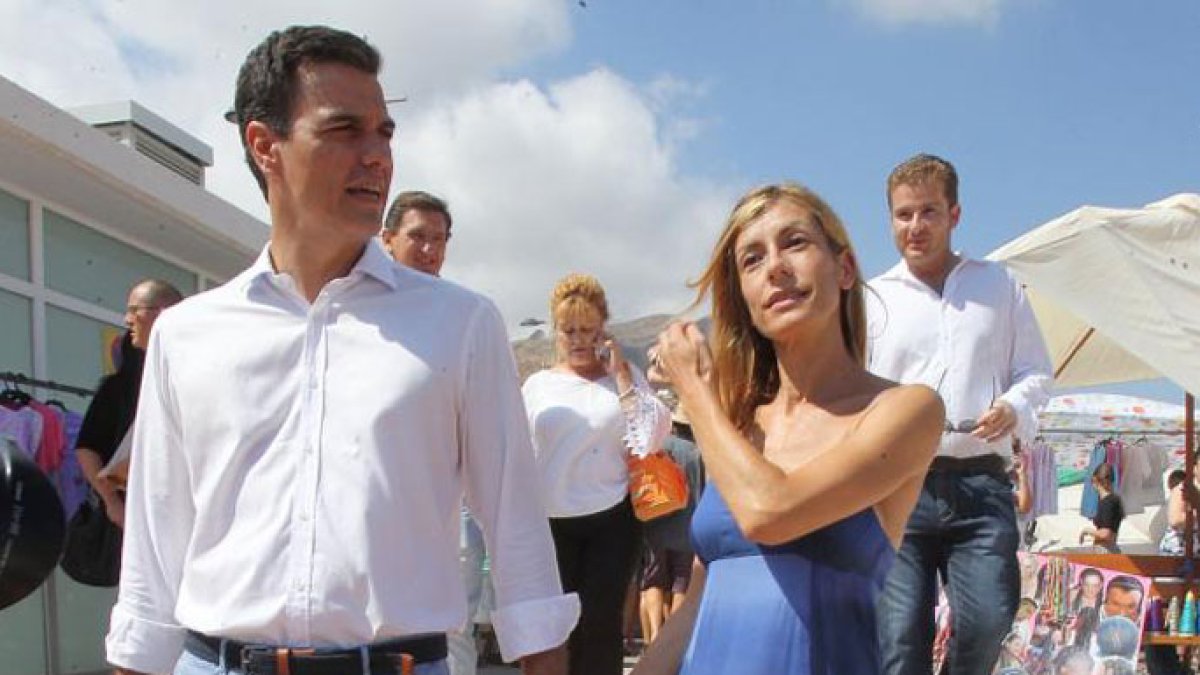 Cazan a Sánchez y su mujer mientras sus fontaneros buscan trapos sucios de Rajoy
