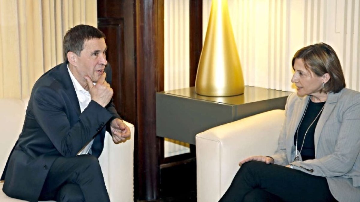 Arnaldo Otegi con la presidenta del Parlament de Catalunya, Carme Forcadell.