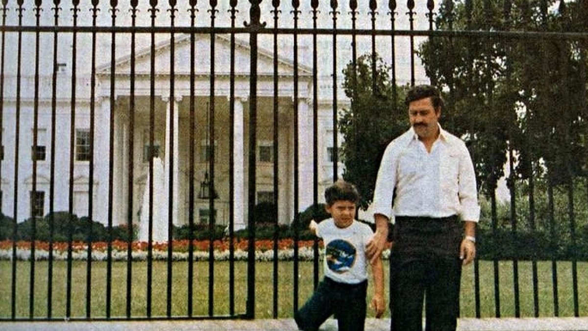 Pablo Escobar y su hijo, ahora llamado Sebastián Marroquín, en una imagen de archivo.