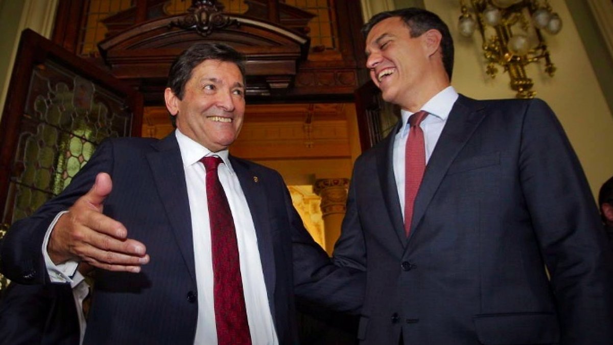 Javier Fernández y Pedro Sánchez, en una imagen de archivo.