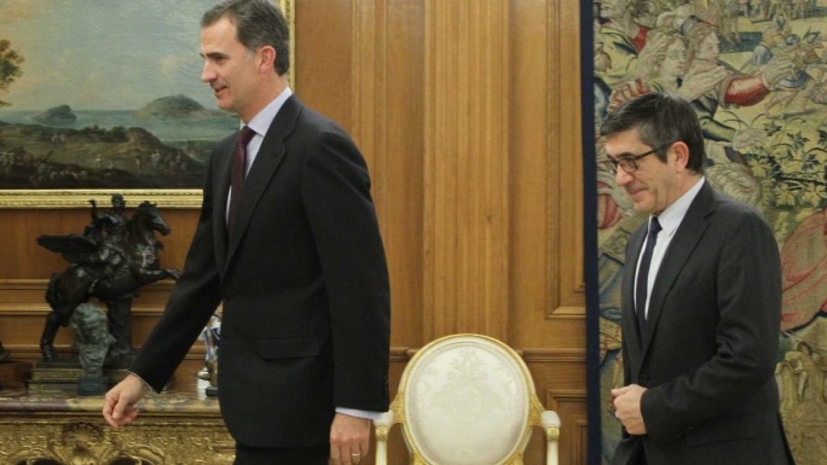 El Rey Felipe VI y el presidente del Congreso, Patxi López, en una audiencia tras las elecciones del 20D