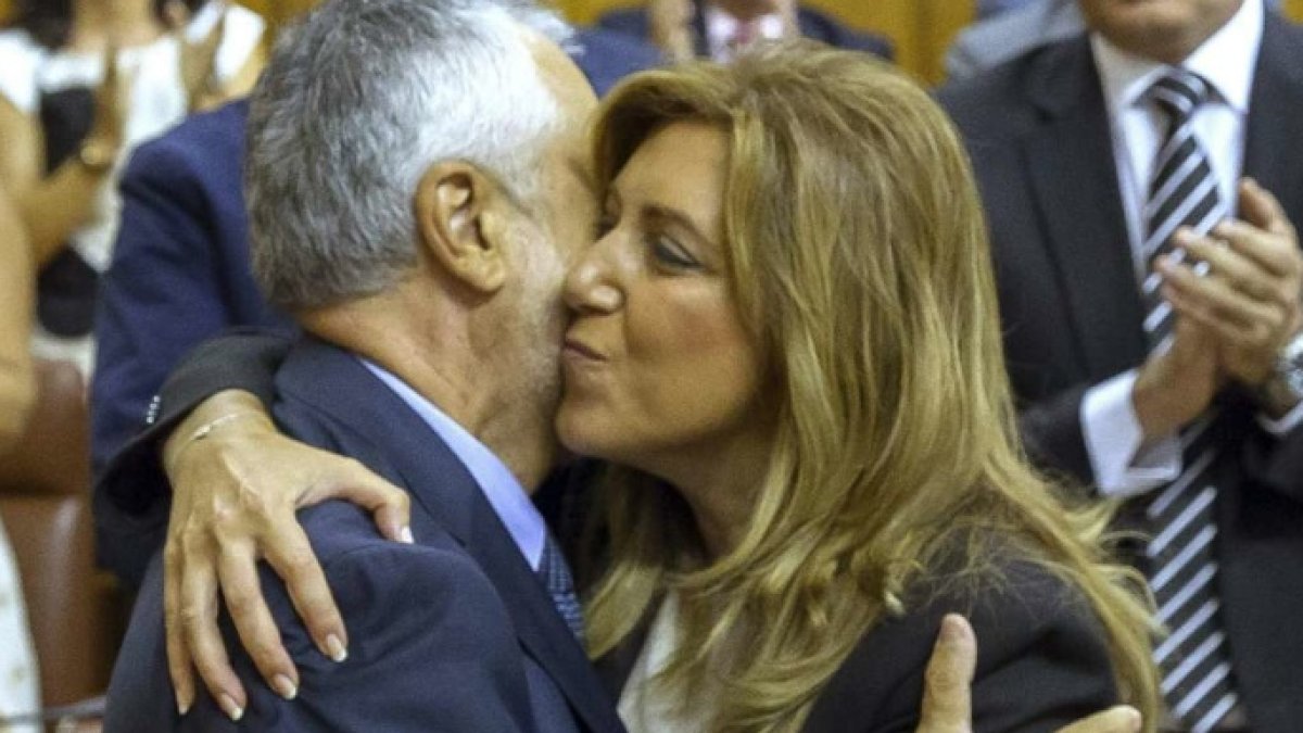 Susana Díaz se abraza a su antecesor, el imputado José Antonio Griñán
