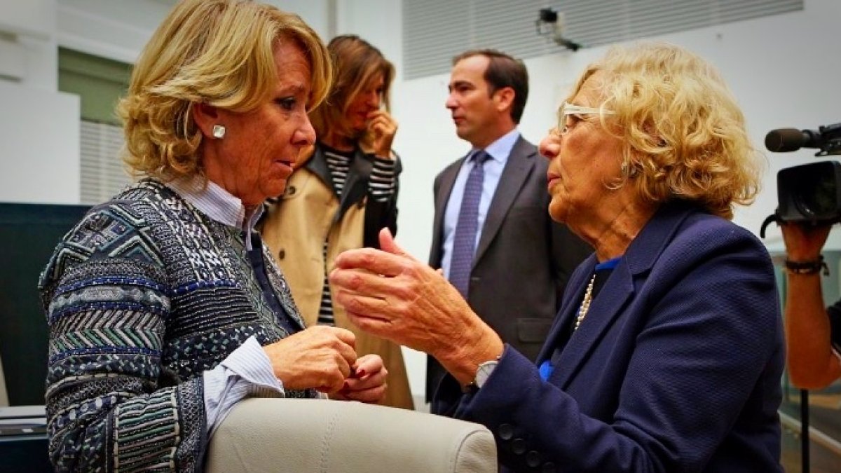 Esperanza Aguirre y Manuela Carmena tras un pleno municipal.