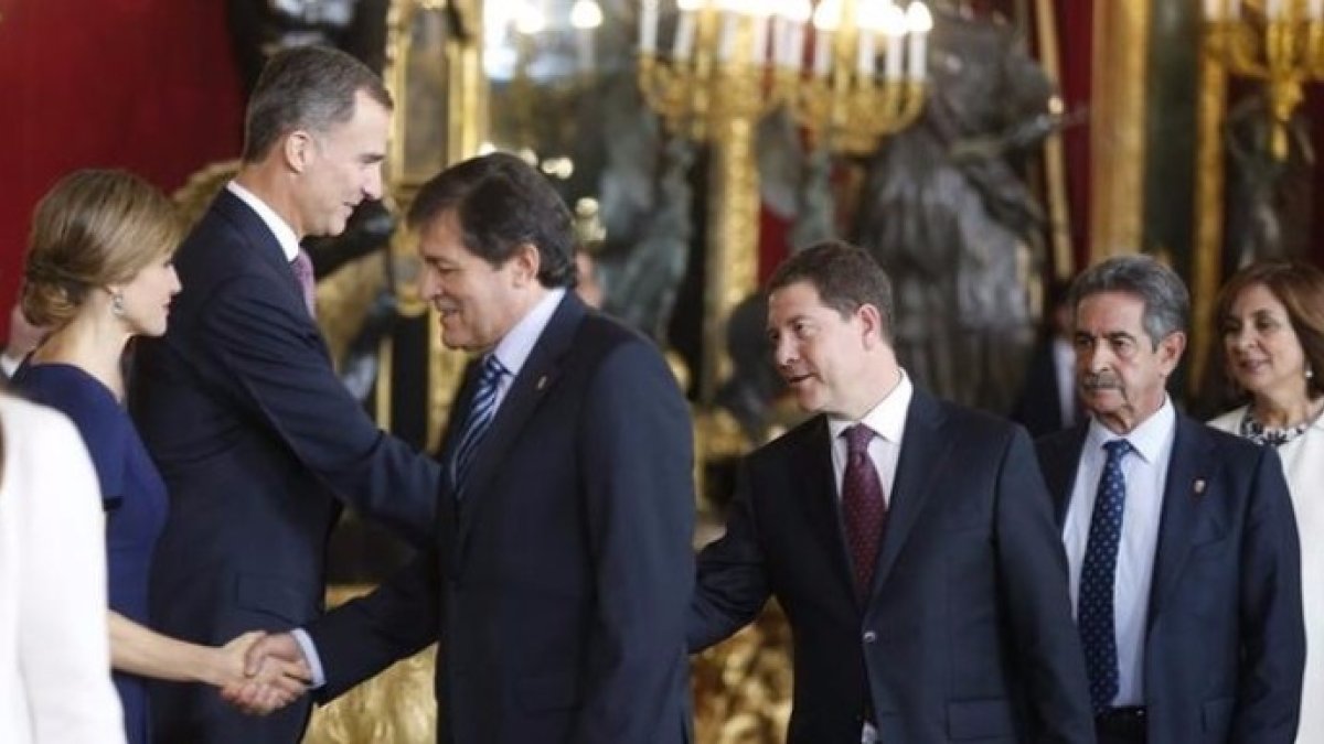 El Rey, Rajoy y Fernández se conjuran: tres citas clave para evitar las urnas