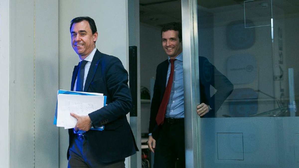 Martínez Maíllo y Casado al entrar en la rueda de prensa de este lunes.