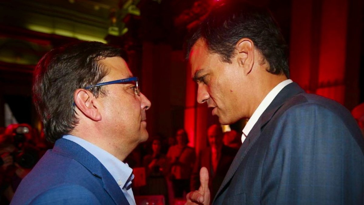 El presidente extremeño conversa con el ex líder socialista.