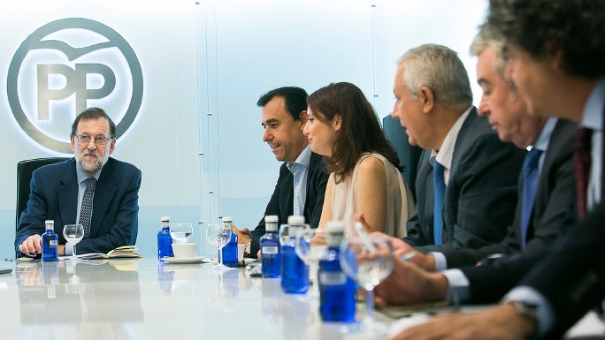 Rajoy y su comité de dirección en la reunión de este lunes.