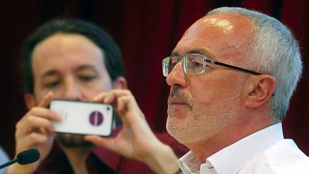 Pablo Iglesias fotografía con su móvil al líder de Podemos en Valencia, Antonio Montiel.