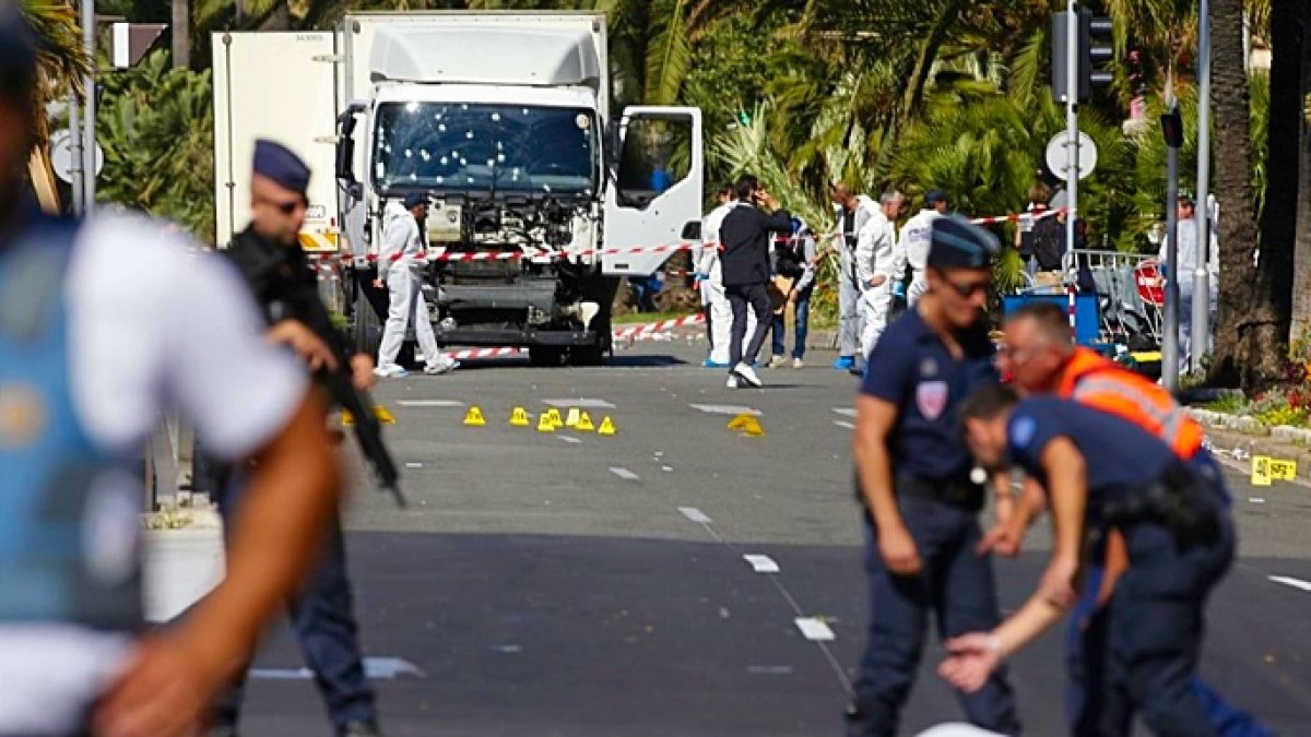 Este viernes los agentes retiraron el cuerpo del terrorista.