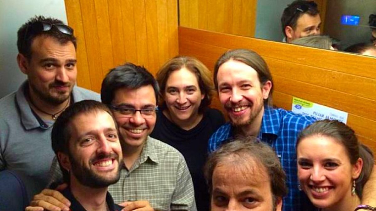 Ada Colau, Iglesias, Montero y otros, encerrados en un ascensor.