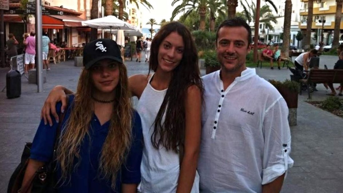 La joven Diana Quer en una imagen con dos amigos durante unas vacaciones.
