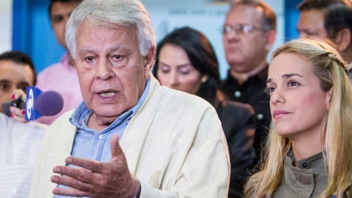 Felipe González, junto a Lilian Tintori, esposa del líder opositor encarcelado, Leopoldo López