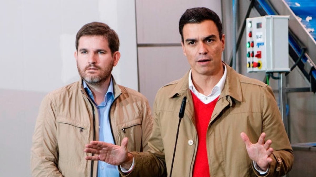 Pedro Sánchez junto a Ignacio Urquizu, el último en abandonarle.