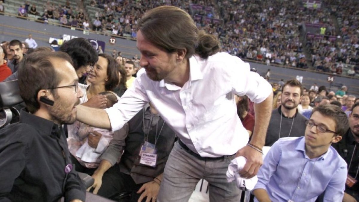 Iglesias saluda a Echenique. Al fondo, Iñigo Errejón