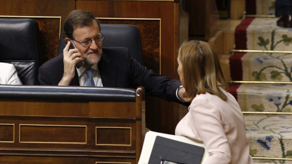 Rajoy saluda a Ana Pastor tras su elección como presidenta del Congreso