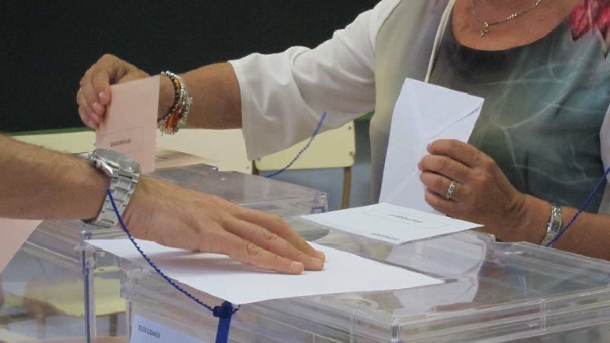 Una ciudadana ejerce su derecho al voto el pasado 26-J