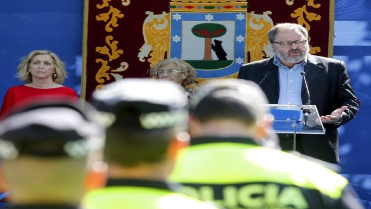 La alcaldesa de Madrid, Manuela Carmena, y su concejal de Seguridad, Javier Barberó, en un acto de la Policía Municipal.