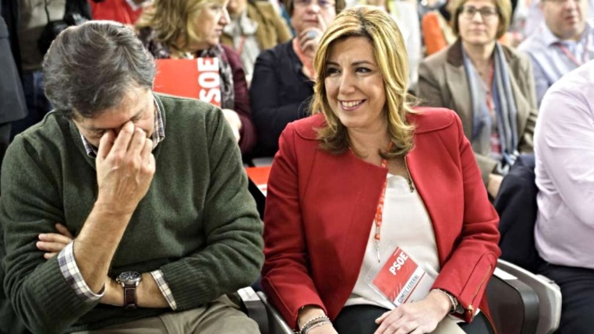 Javier Fernández se cubre el rostro junto a Susana Díaz en un acto del PSOE.