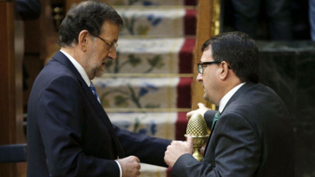 Rajoy conversa con el portavoz del PNV, Aitor Esteban