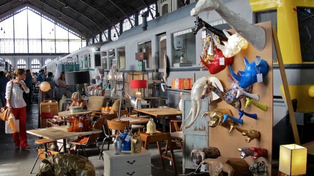 Uno de los puestos del Mercado de Motores que se celebra dentro del Museo del Ferrocarril.